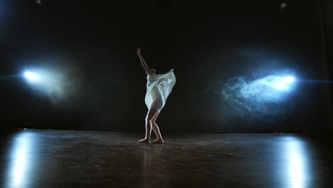 Moderne-Choreographie:-Ballerina-Tanzt-In-Zeitlupe-Im-Scheinwerferlicht-Auf-Der-Bühne.-Tanz-Musikshow.-Dramatische-Szene-Im-Mondlicht.
